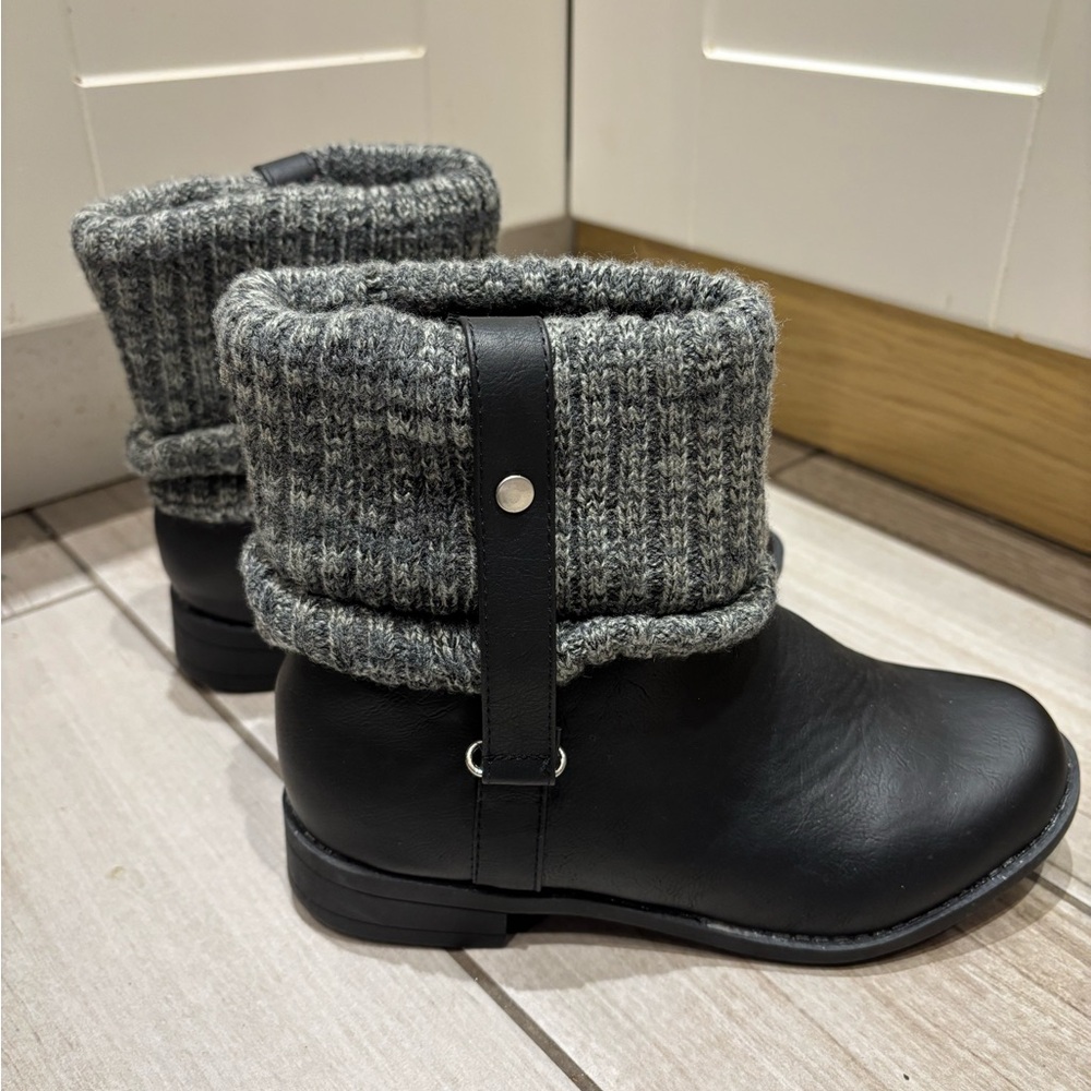 Ardene Black Ankle Winter Boots with Gray Knit Cuff